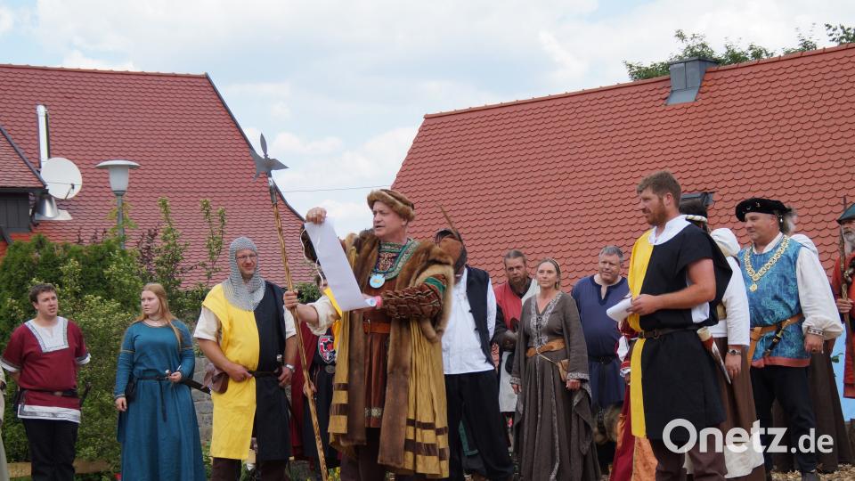 Bürgermeister Walter Schauer übergab an den Burgverein-Vorsitzenden Tobias Fuchs die Marktrechte. Rainer Köppl