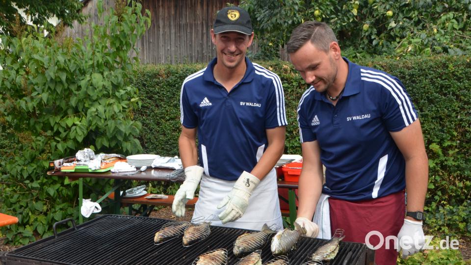 Nicht weniger sind die Grillmeister am Fischstand gefordert. SV-Vorsitzender Roman Lindner und Wenzl Rauch (von links) lassen nichts anbrennen. dob