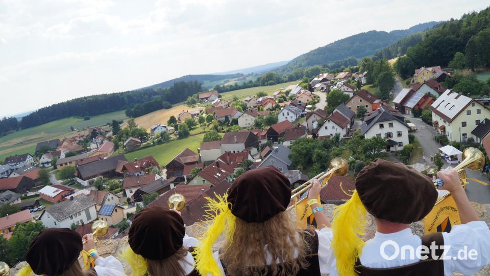 Die Fanfarengruppe Tännesberg unterhielt die zahlreichen Besucher. Rainer Köppl