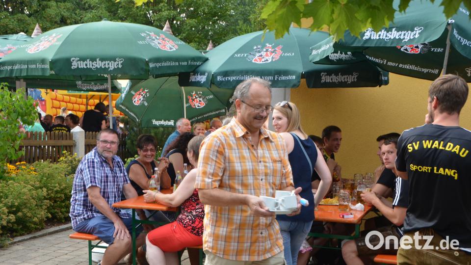 Beim Waldauer Dorffest packt auch der Ehrenvorsitzende Hans-Werner Anzer mit an. dob