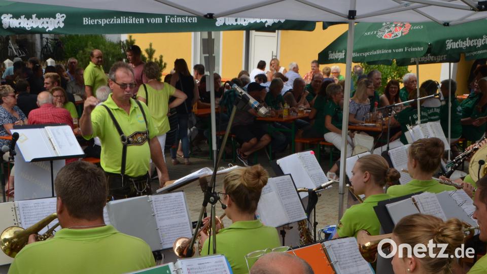 Beim Waldauer Dorffest spielt die Blasmusikkapelle Roggenstein unter Leitung von Josef Wolfrath zünftig auf. dob