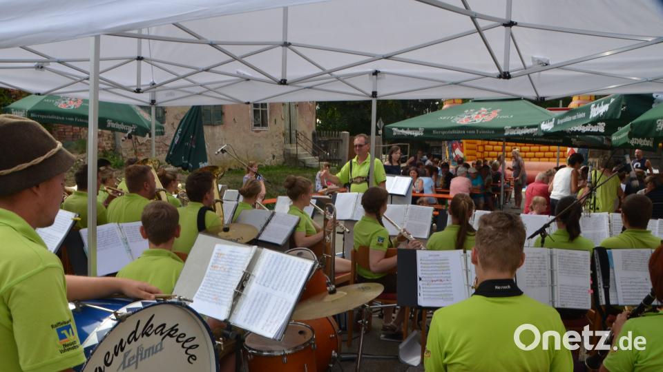 Beim Waldauer Dorffest spielt die Blasmusikkapelle Roggenstein unter Leitung von Josef Wolfrath zünftig auf. dob