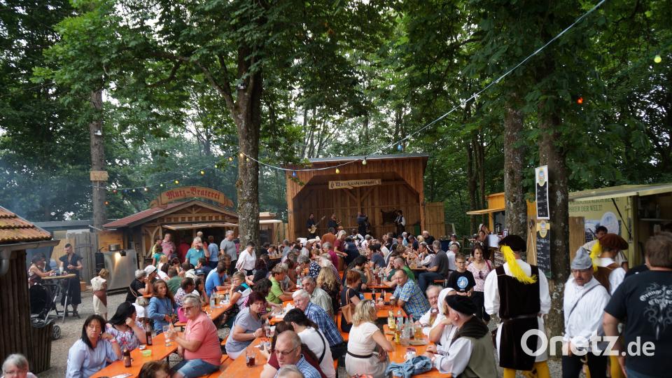 Viele Besucher nutzen die Gelegenheit zur Einkehr im Burghof. Rainer Köppl