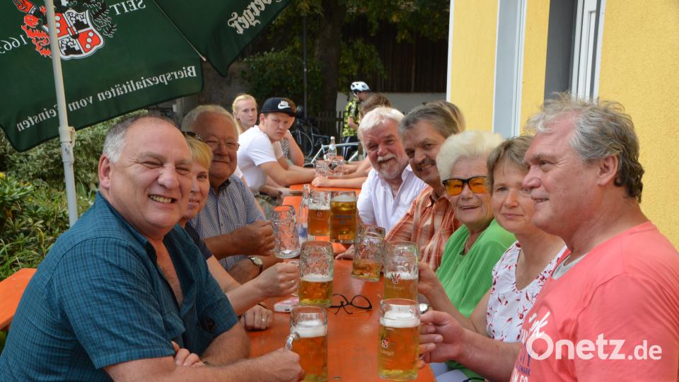 Im Pfarrheimgarten lässt es sich beim Waldauer Dorffest prächtig feiern. dob