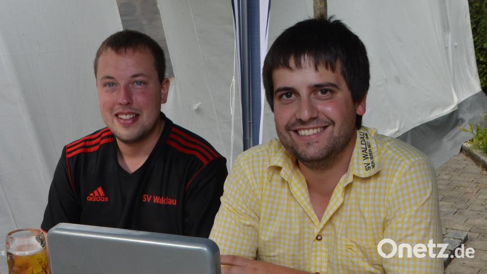 Selbst im Sitzen an der Kasse ist bei Manuel Kiesl und Thomas Herrmann (von links) Schwitzen angesagt. dob