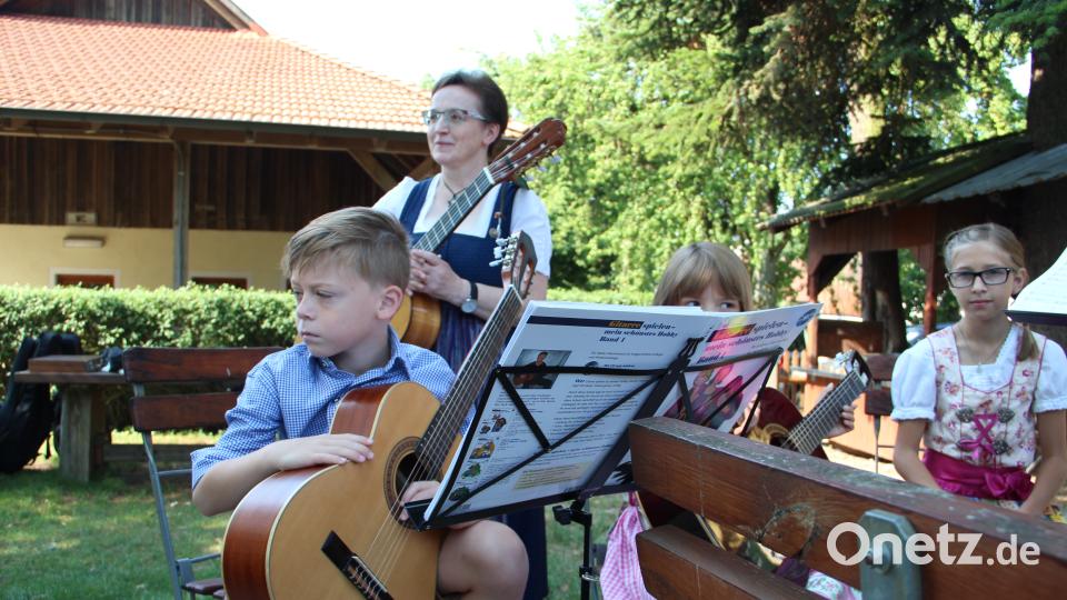 Raphael Plankl mit seiner Gitarre. Dahinter seine Lehrerin Rita Butz. Uli Piehler