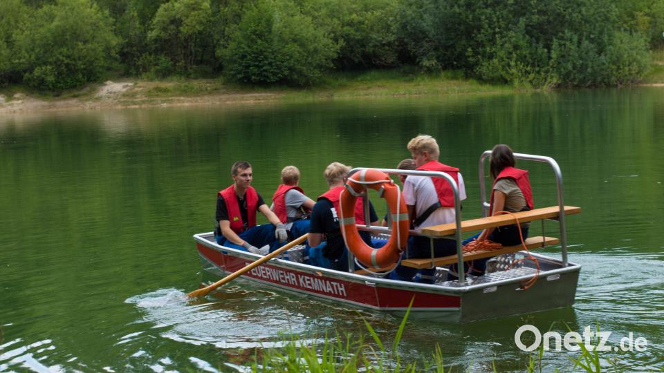 Mit dem Rettungsboot der Kemnather Feuerwehr &quot;retteten&quot; die Neusorger Jugendfeuerwehrleute eine auf dem Weiher beim Steinbruch treibende Übungspuppe. mde
