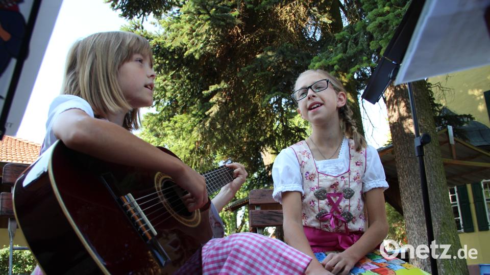 Maria und Tamia geben schon ein echtes Volksmusik-Duo ab. Uli Piehler