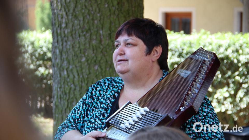 Ingrid Gericke aus Schnaittenbach zeigte den Kindern und Jugendlichen eine Auto-Harp aus Amerika. Uli Piehler