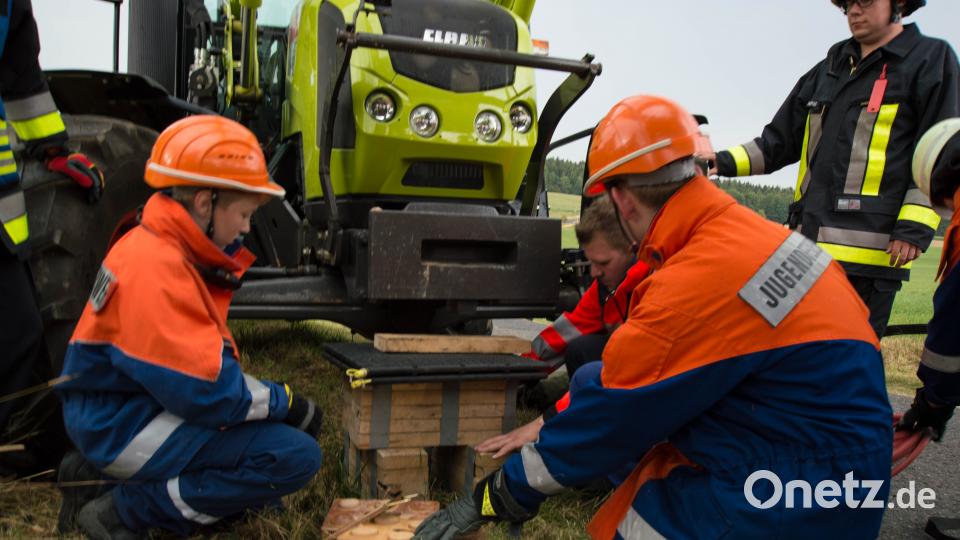 Durch den Einsatz der Hebekissen wurde der Traktor angehoben und die eingeklemmte Person darunter befreit. mde