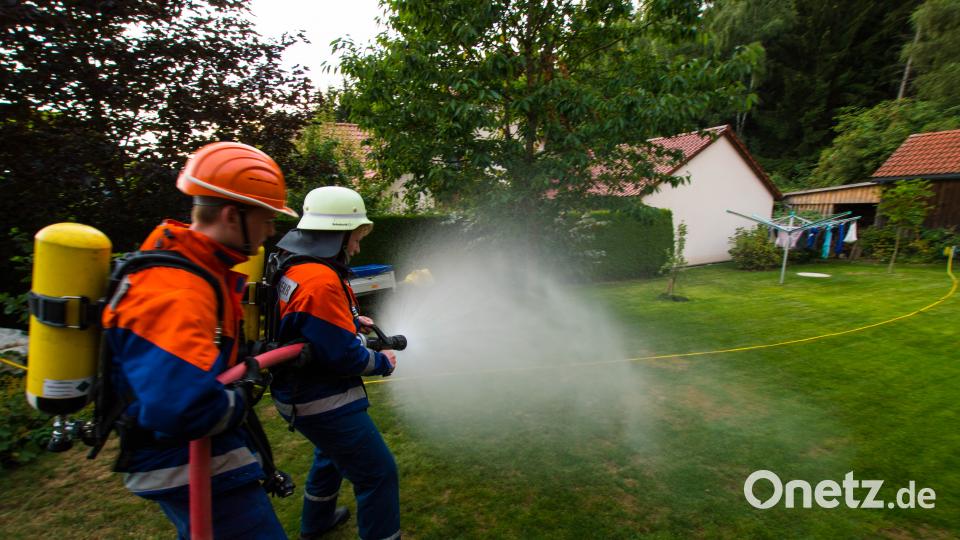 Ausgerüstet mit &quot;Atemschutz&quot; gehen die Jugendlichen zur &quot;Brandbekämpfung&quot; vor. mde