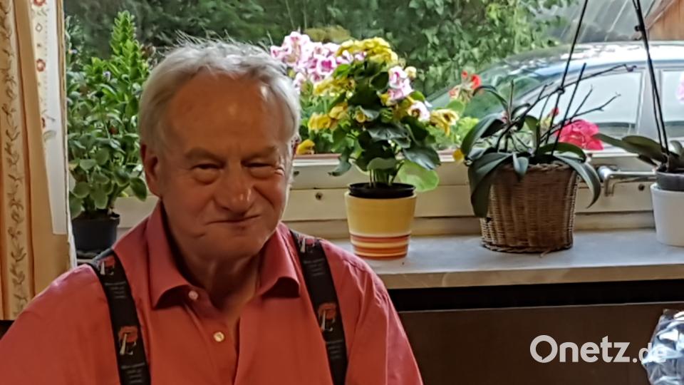 Der Jubilar in seiner Gaststätte bei einer seiner Lieblingsbeschäftigungen, dem Essen hme