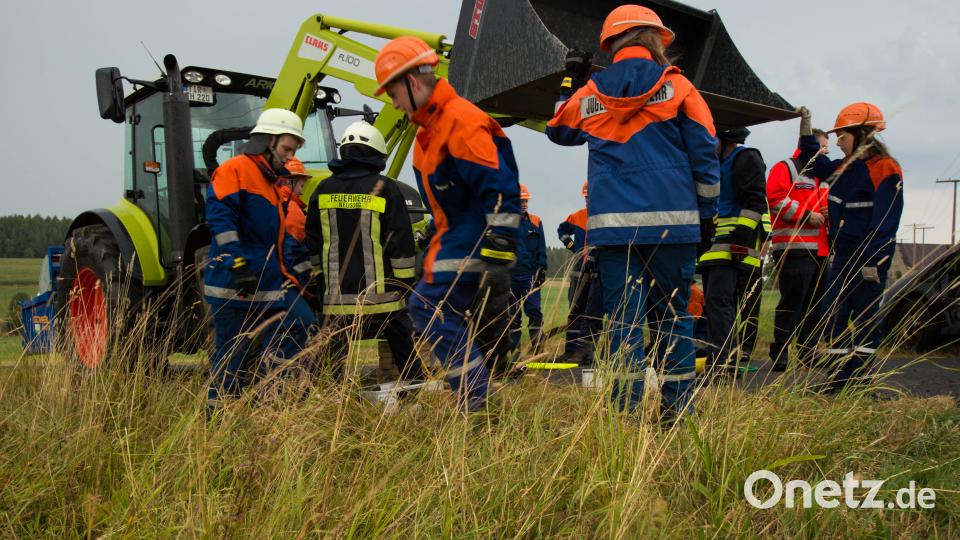 Gemeinsam gingen die Jugendfeuerwehren Neusorg, Poppenreuth und Waldershof bei einer großen Einsatzübung vor. mde