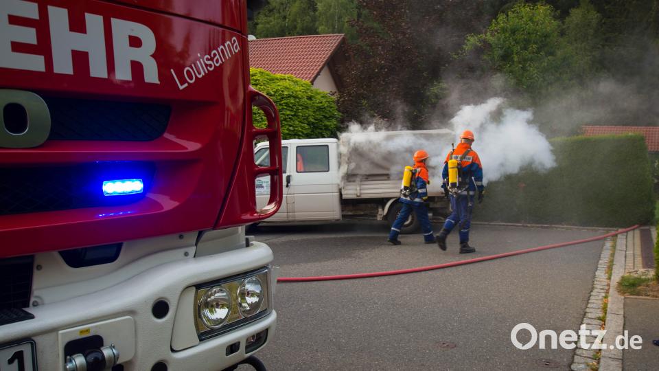 Die Nebelmaschine auf der Ladefläche des Transportes ließ einen echten Brand vermuten. mde