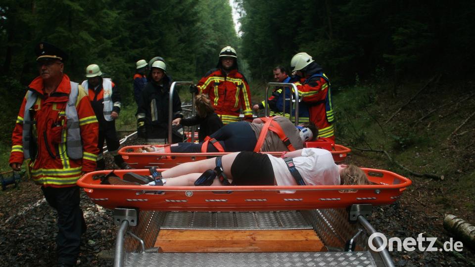 Auf gesicherten Plattformen werden die „Verletzten“ vom Unfallort fortgebracht. Am Waldrand warten derweil die BRK Einsatzfahrzeuge. wro