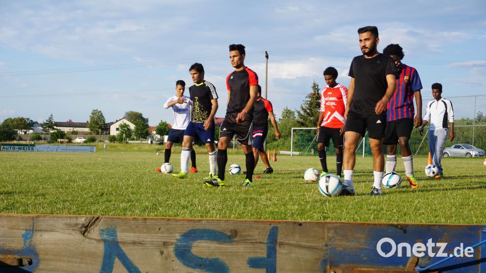 22 Flüchtlinge spielen beim FSV Tirschenreuth Fußball. jut