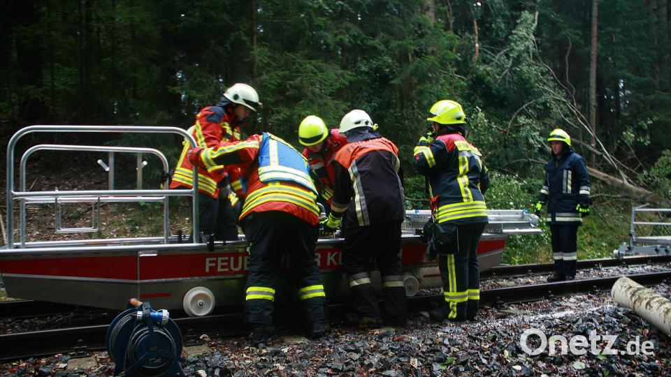 Zum Einsatz kommt auch das Flachwasserschubboot der Kemnather Feuerwehr, das vor wenigen Monaten mit Rollen ausgestattet wurde. wro