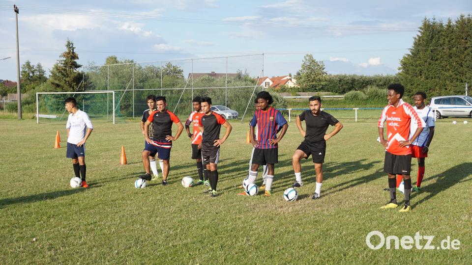 In Barcelona-, Madrid und alten FSV-Tirschenreuth-Trikots: Ein Teil der 22 Neuzugänge beim Training. jut