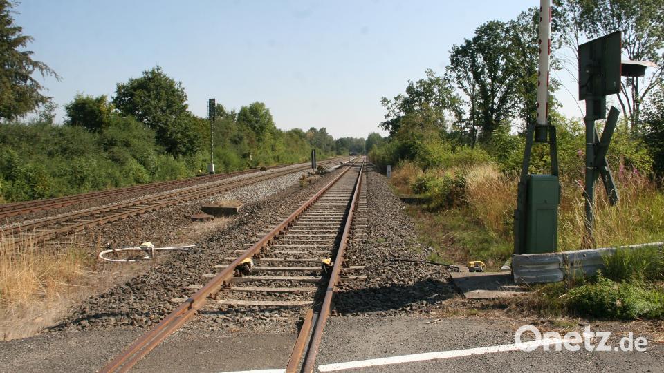 Am Schönfelder Bahnübergang wartet man vergeblich auf den Triebwagen der Länderbahn. wro