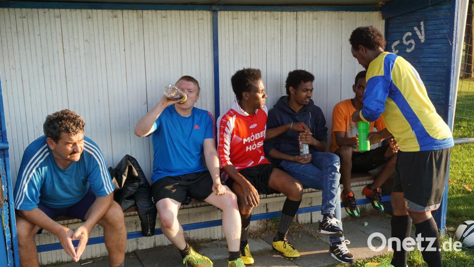 Pause, das Training an diesem heißen Freitag ist anstrengend. jut