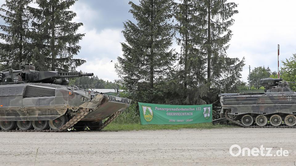 Der neue Schützenpanzer Puma (links) und der alte Schützenpanzer Marder des Panzergrenadierbataillons 122 aus Oberviechtach (Kreis Schwandorf) schoßen am Donnerstag, 28. Juni 2018 auf dem Truppenübungsplatz Grafenwöhr zum ersten beziehungsweise zum letzten Mal. HBE