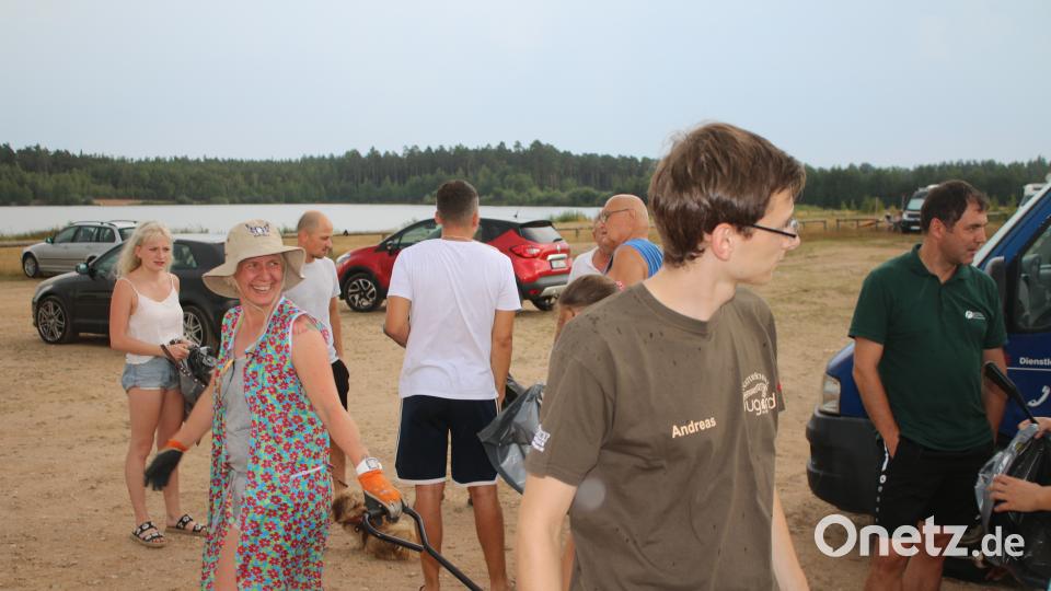 Bewaffnet mit Müllsäcken und Handschuhen rücken Freiwillige dem Müll am Dießfurter Freizeitsee zu Leibe. sne