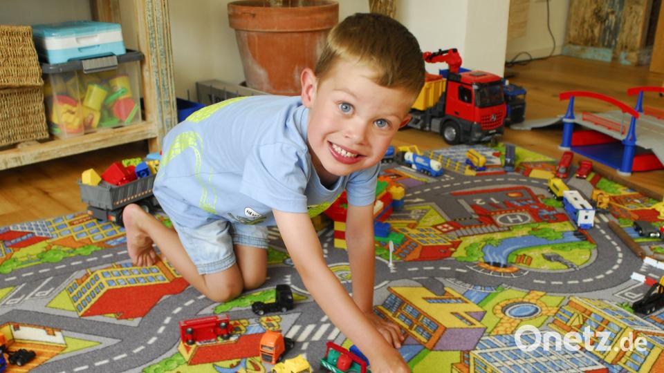 Hochbetrieb auf dem Spieleteppich: Basti kurvt am liebsten mit seinen Trucks auf den flauschigen Straßen. Jetzt pressiert es ihm aber, weil der Lkw schnell zur Feuerwehr muss, um dort seine Fracht abzuladen. san