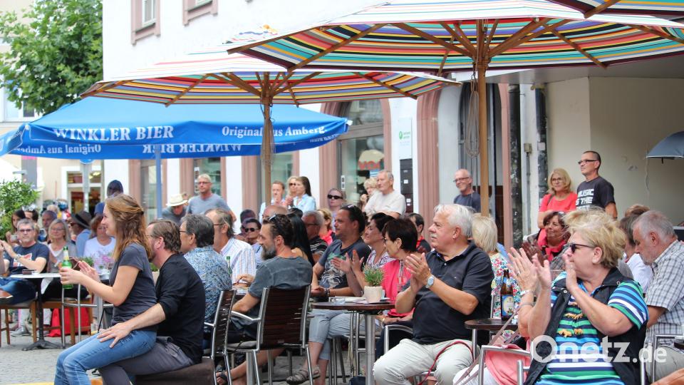Entspanntes Ambiente und klassische Musik locken die Amberger zum Roßmarkt. Dagmar Williamson