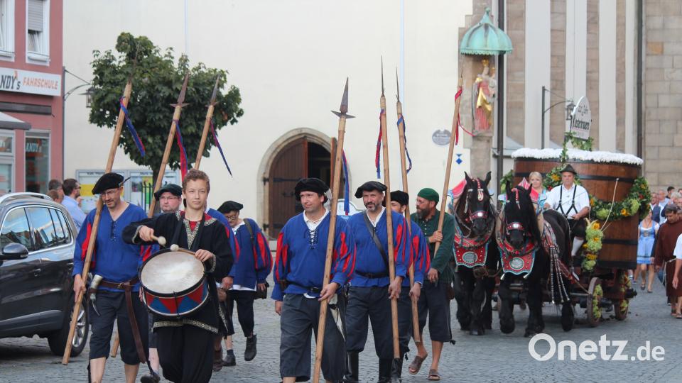 Die Kemnather Stadtwache passt auf, dass die große Bierkutsche auf dem Weg von der Klosterbrauerei zum Festplatz nicht verloren geht. stg