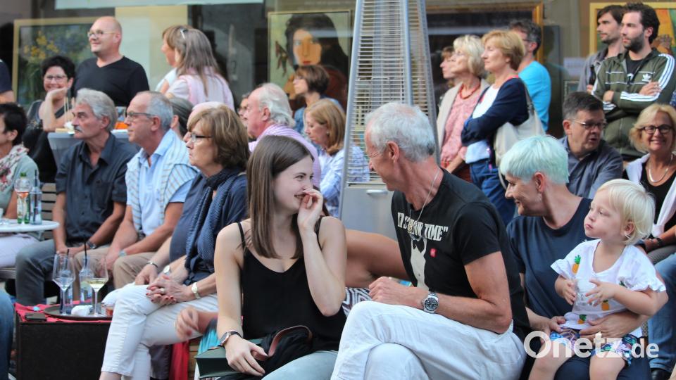 Bereits am Nachmittag zählt Sigi Renner (Mitte, sitzend) über 300 musikalische Genießer und es wurden immer mehr. Dagmar Williamson