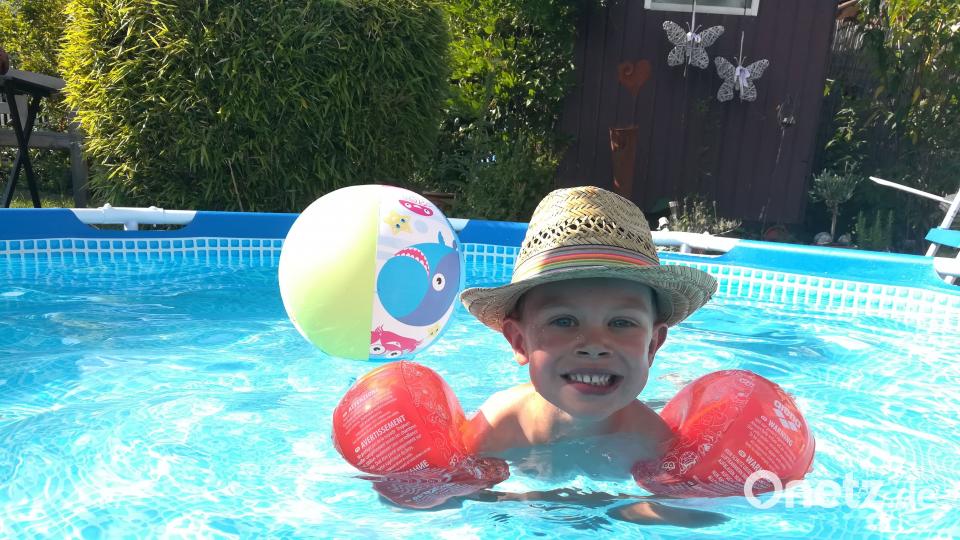 Sommer, Sonne, Swimmingpool: Basti plantscht für sein Leben gerne. Stefanie Leypold