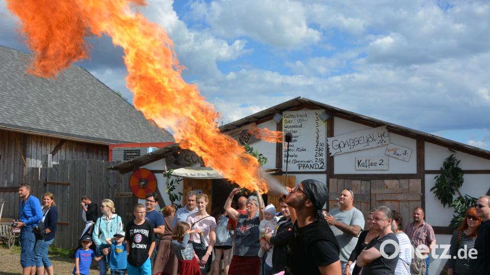 Immer eine Attraktion - der Feuerspeier. jr