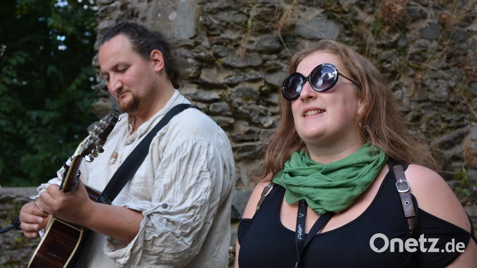Musikalisches Duo auf der Burgruine. jr