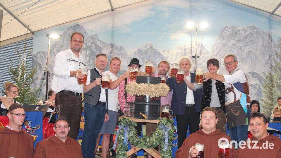 Juniorfestwirt Michael Schinner, Landtagsabgeordneter Tobias Reiß, Vladimir Vodzka von der Feuerwehr Nepomuk, Lieutenant Colonel John W. Copeland, zweiter Bürgermeister Hermann Schraml, Landrat Wolfgang Lippert, Braumeister Johannes Ponnath und Bürgermeister Werner Nickl (hinten von links) stoßen mit den „Mönchen“ auf ein erfolgreiches 69. Wiesenfest an. stg