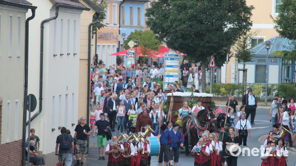 Nach einem Standkonzert führt die Stadtkapelle Kemnath den Zug zum Festplatz. stg