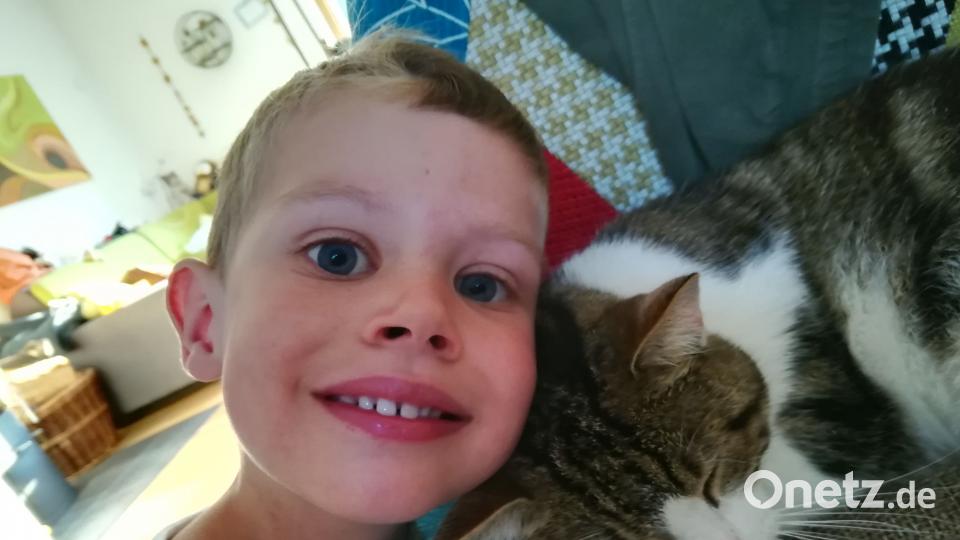 Ein Herz und eine Seele: Basti und sein heiß geliebter Kater Michl kuscheln. Stefanie Leypold