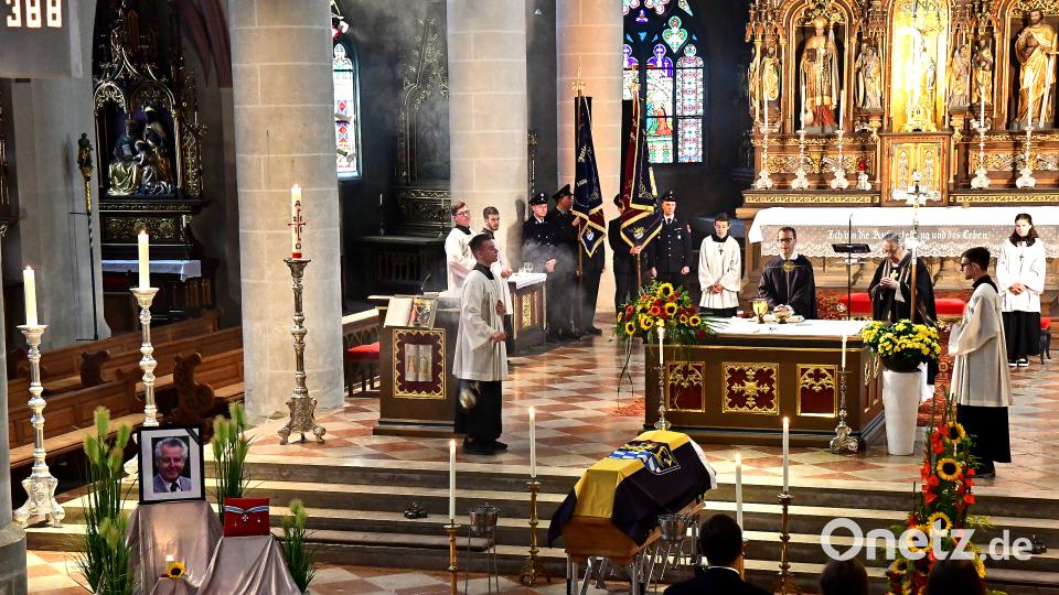 Der Sarg ist geschmückt mit den Amberger Farben, das Foto zeigt einen lächelnden Franz Prechtl. Am Freitag nahmen die Amberger Abschied von ihrem Alt-Oberbürgermeister. Petra Hartl