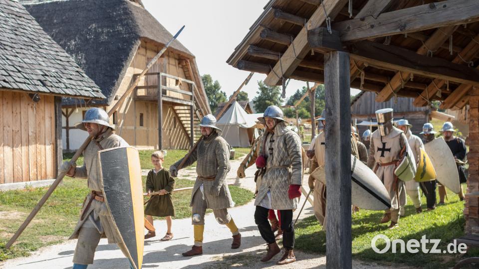 Akribisch wurden mit authentischen Waffen und Gewändern Formationen, Einzel- und Gruppenkämpfe geübt. Diese Übung war der Grundstein für den Kampf der Epochen. dtr