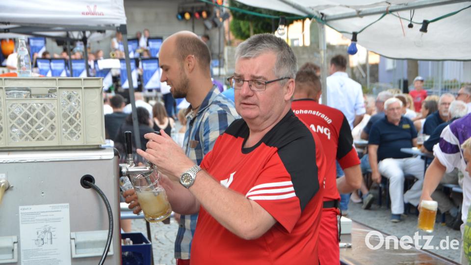 Wo ist denn der Zapfmeister schon wieder hin? Dritter SpVgg-Vorsitzender Rainer Gebert dreht den Zapfhahn nicht mehr zu. Das süffige Weißbier der Brauerei Scheuerer aus Moosbach floss in Strömen. dob