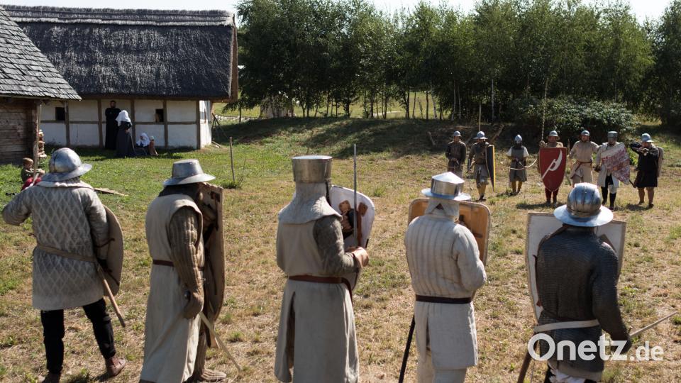 Akribisch wurden mit authentischen Waffen und Gewändern Formationen, Einzel- und Gruppenkämpfe geübt. Diese Übung war der Grundstein für den Kampf der Epochen. dtr