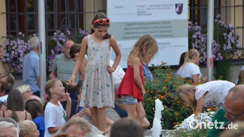 Springbrunnen inmitten der Festbesucher. dob