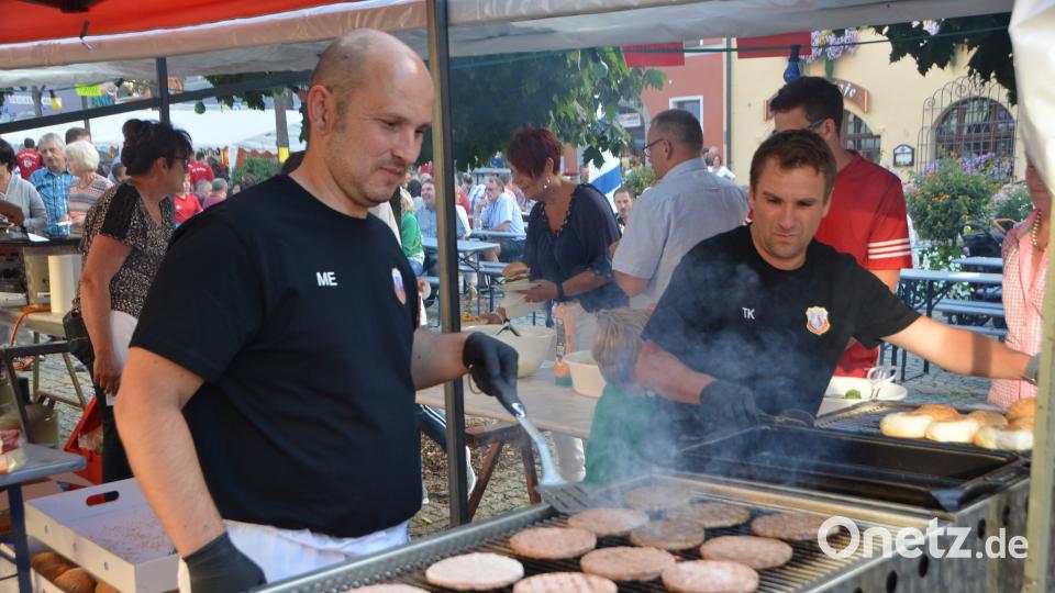 Markus Ermer und Thomas Kreisl (von links) verkaufen Burger am laufenden Band. dob