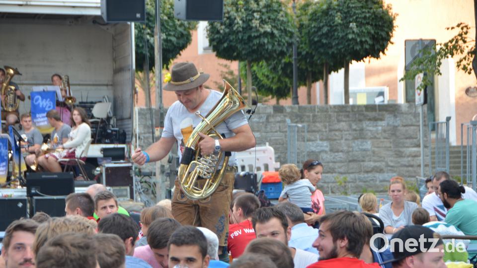 Armin Bauer von der Original Waidhauser Blasmusik gibt beim Altstadtfest in Vohenstrauß mit seinem Bariton eine Solo-Kostprobe. dob