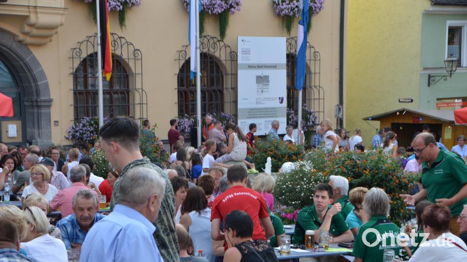 Vor dem Rathaus lässt sich einfach gut feiern. dob