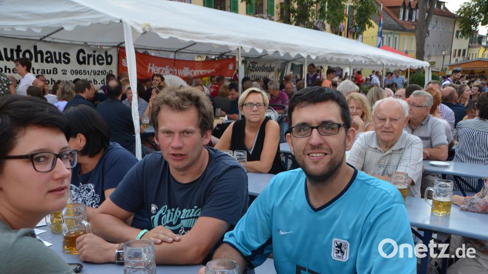 &quot;Einmal Löwe. immer Löwe.&quot; Auch Löwen-Fans wie Bernhard Hartinger aus Etzgersrieth kamen zum Spielvereinigungsfest in die Altstadt. dob