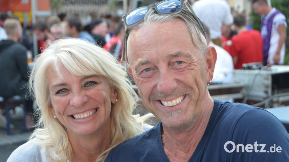 Gerne reihen sich auch von außerhalb Freunde in den Feierreigen ein. dob