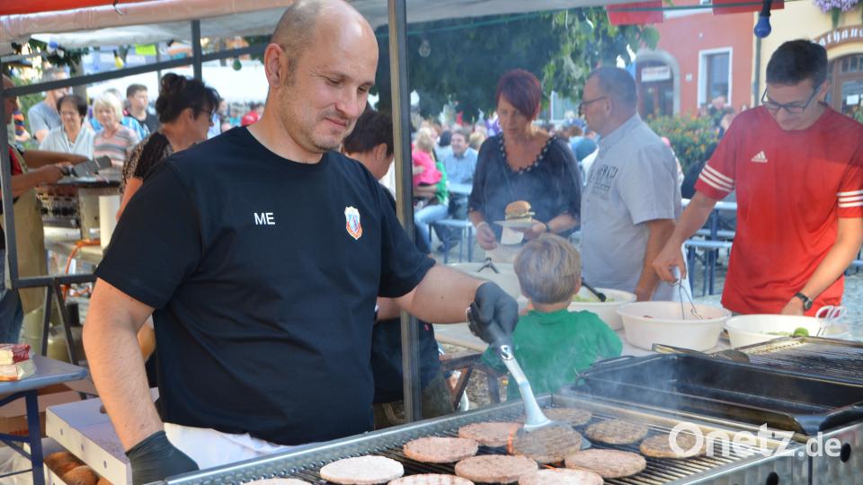 Markus Ermer schwitzt am Burger-Grill. dob