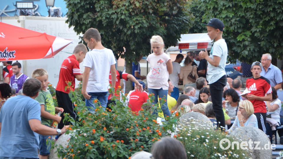 Brunnenhüpfen ist bei den kleinen Festbesuchern der Hit. dob