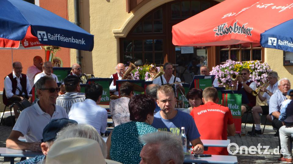 Zur Mittagszeit füllten sich die Tischreihen wieder. dob