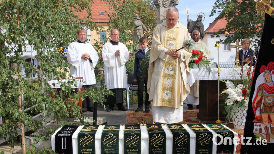 Die Segnung der neuen Fahnenbänder. kro